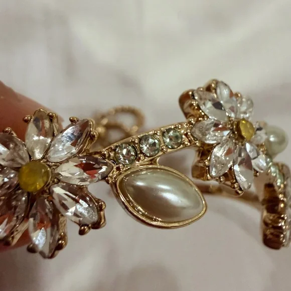 Gold Floral Crystal bracelet - Picture 2 of 4